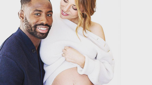 Ariane Brodier, enceinte de 8 mois, expose son ventre dans les bras de son homme