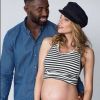 Ariane Brodier, enceinte, pose avec son amoureux. Le 4 décembre 2017