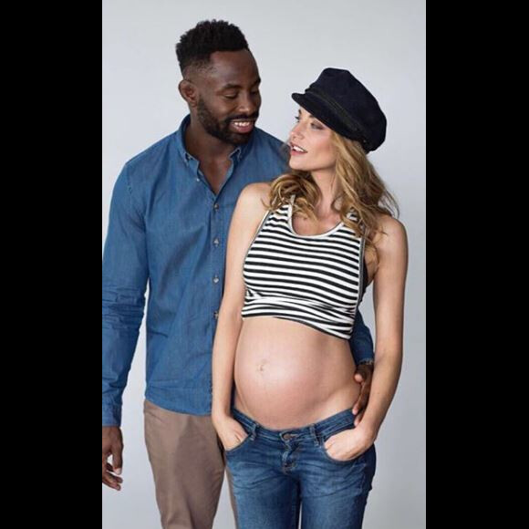 Ariane Brodier, enceinte, pose avec son amoureux. Le 4 décembre 2017