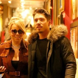 Exclusif - Mariah Carey et son compagnon Bryan Tanaka font du shopping à Aspen le 28 décembre 2017.