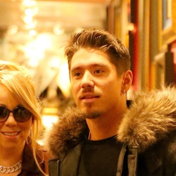Exclusif - Mariah Carey et son compagnon Bryan Tanaka font du shopping à Aspen le 28 décembre 2017.