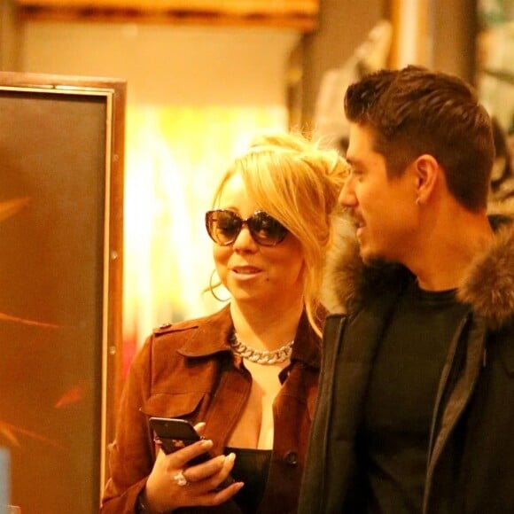 Exclusif - Mariah Carey et son compagnon Bryan Tanaka font du shopping à Aspen le 28 décembre 2017.