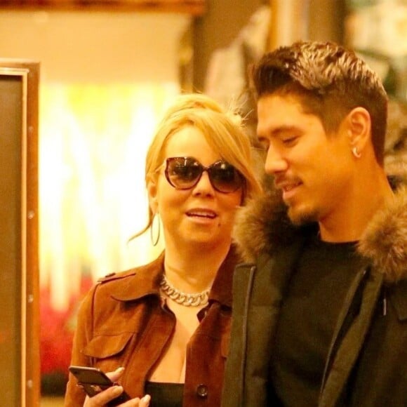 Exclusif - Mariah Carey et son compagnon Bryan Tanaka font du shopping à Aspen le 28 décembre 2017.