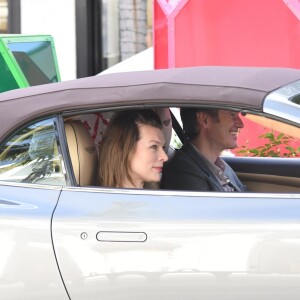 Exclusif - Milla Jovovich, tout sourire avec les photographes, et son mari Paul W. S. Anderson sont allés faire du shopping dans les rues de Los Angeles. Le 29 décembre 2017.