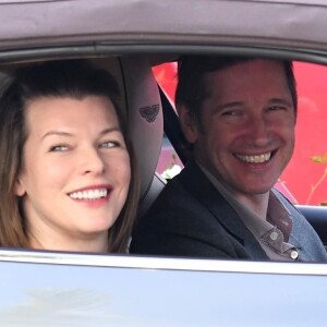 Exclusif - Milla Jovovich, tout sourire avec les photographes, et son mari Paul W. S. Anderson sont allés faire du shopping dans les rues de Los Angeles. Le 29 décembre 2017.