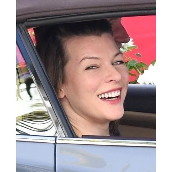 Exclusif - Milla Jovovich, tout sourire avec les photographes, et son mari Paul W. S. Anderson sont allés faire du shopping dans les rues de Los Angeles. Le 29 décembre 2017.