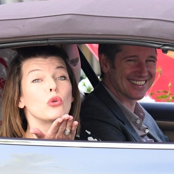 Exclusif - Milla Jovovich, tout sourire avec les photographes, et son mari Paul W. S. Anderson sont allés faire du shopping dans les rues de Los Angeles. Le 29 décembre 2017.