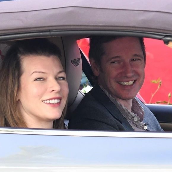 Exclusif - Milla Jovovich, tout sourire avec les photographes, et son mari Paul W. S. Anderson sont allés faire du shopping dans les rues de Los Angeles. Le 29 décembre 2017.