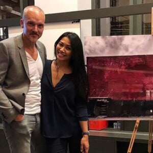 Christian Kretschmar et Anggun, lors d'une exposition à Paris. Octobre 2017