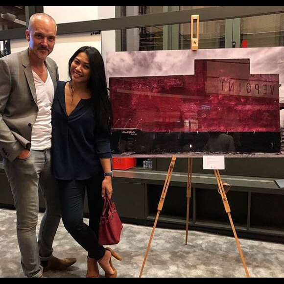 Christian Kretschmar et Anggun, lors d'une exposition à Paris. Octobre 2017