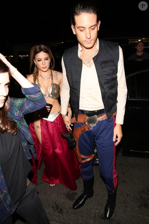 G-Eazy et sa compagne la chanteuse Halsey déguisés arrivent à la soirée d'Halloween au restaurant Delilah à West Hollywood, le 31 octobre 2017