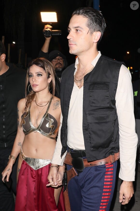 G-Eazy et sa compagne la chanteuse Halsey déguisés arrivent à la soirée d'Halloween au restaurant Delilah à West Hollywood, le 31 octobre 2017