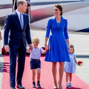 Le duc et la duchesse de Cambridge avec leurs enfants le prince George et la princesse Charlotte à l'aéroport de Berlin-Tegel à Berlin, le 19 juillet 2017.