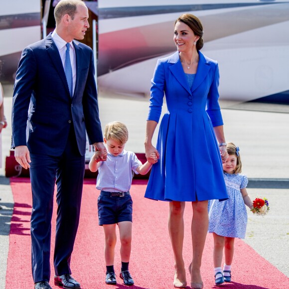 Le duc et la duchesse de Cambridge avec leurs enfants le prince George et la princesse Charlotte à l'aéroport de Berlin-Tegel à Berlin, le 19 juillet 2017.