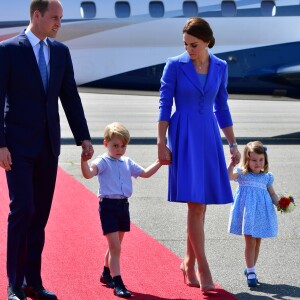 Le duc et la duchesse de Cambridge avec leurs enfants le prince George et la princesse Charlotte à l'aéroport de Berlin-Tegel à Berlin, le 19 juillet 2017.