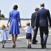 Le duc et la duchesse de Cambridge avec leurs enfants le prince George et la princesse Charlotte à l'aéroport de Berlin-Tegel à Berlin, le 19 juillet 2017.