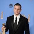 Matt Damon et son prix du meilleur acteur dans une comédie pour "Seul sur Mars" à la 73e cérémonie des Golden Globes, le 10 janvier 2016.