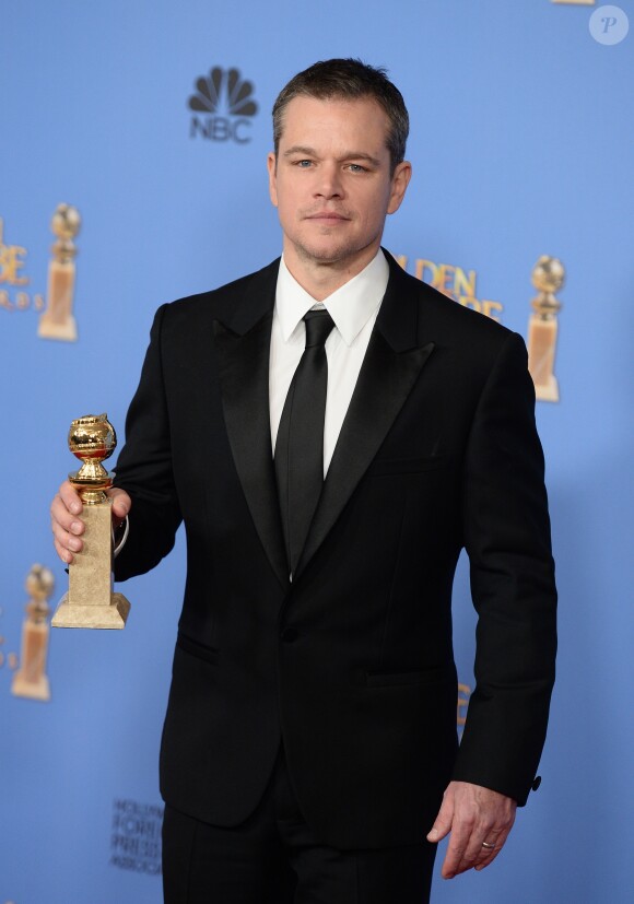 Matt Damon et son prix du meilleur acteur dans une comédie pour "Seul sur Mars" à la 73e cérémonie des Golden Globes, le 10 janvier 2016.