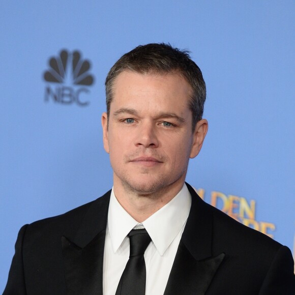 Matt Damon et son prix du meilleur acteur dans une comédie pour "Seul sur Mars" à la 73e cérémonie des Golden Globes, le 10 janvier 2016.