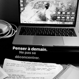 Marine Lorphelin tente tant bien que mal d'aller de l'avant après l'agression de son amoureux Christophe.