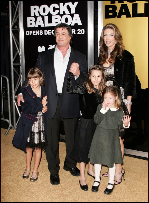 Sylvester Stallone et Jennifer Flavin avec leurs enfants lors de l'avant-première de Rocky Balboa en 2006 à Los Angeles