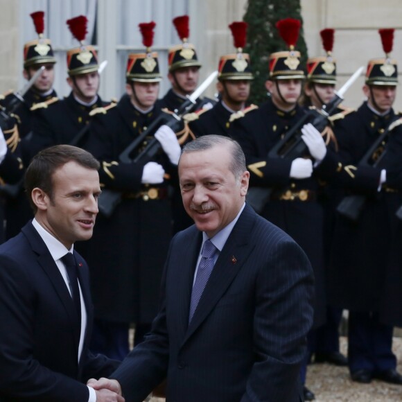 Le président Emmanuel Macron accueille Recep Tayyip Erdogan, président de la Turquie au palais de l'Elysée à Paris le 5 janvier 2018. © Stéphane Lemouton/ Bestimage