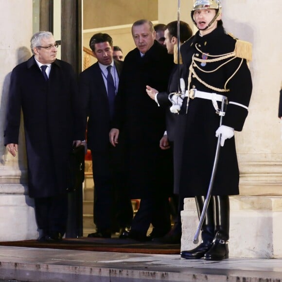 Le président Emmanuel Macron raccompagne le président de la Turquie Recep Tayyip Erdogan après leur entretien au palais de l'Elysée à Paris le 5 janvier 2018. © Stéphane Lemouton / Bestimage