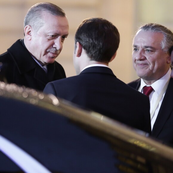 Le président Emmanuel Macron raccompagne le président de la Turquie Recep Tayyip Erdogan après leur entretien au palais de l'Elysée à Paris le 5 janvier 2018. © Stéphane Lemouton / Bestimage