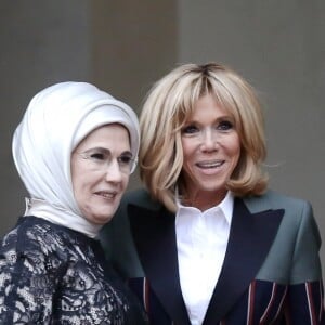 Brigitte Macron accueille Emine Erdogan, la femme du président de la Turquie, au palais de l'Elysée à Paris le 5 janvier 2018. © Stéphane Lemouton / Bestimage