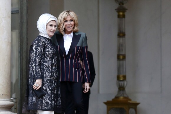 Brigitte Macron accueille Emine Erdogan, la femme du président de la Turquie, au palais de l'Elysée à Paris le 5 janvier 2018. © Stéphane Lemouton / Bestimage