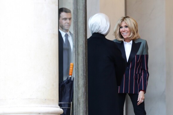 Brigitte Macron raccompagne Emine Erdogan après leur entretien au palais de l'Elysée à Paris le 5 janvier 2018. © Stéphane Lemouton / Bestimage