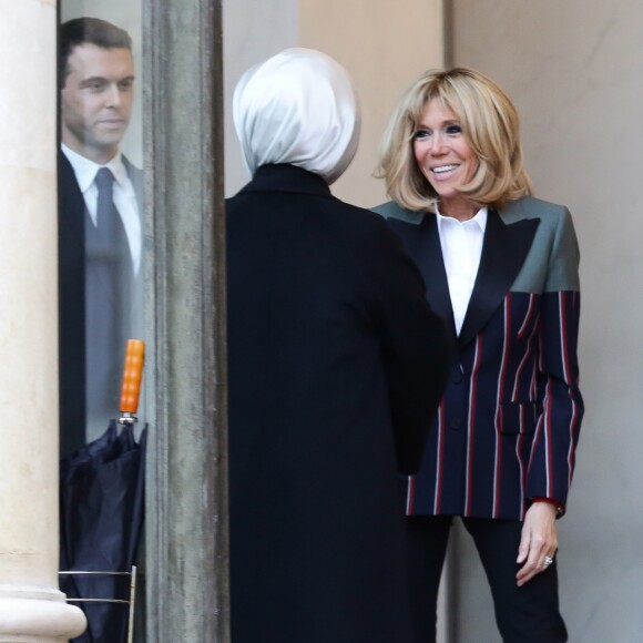 Brigitte Macron raccompagne Emine Erdogan après leur entretien au palais de l'Elysée à Paris le 5 janvier 2018. © Stéphane Lemouton / Bestimage