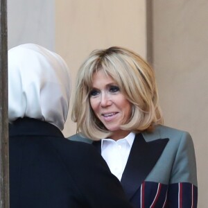 Brigitte Macron raccompagne Emine Erdogan après leur entretien au palais de l'Elysée à Paris le 5 janvier 2018. © Stéphane Lemouton / Bestimage