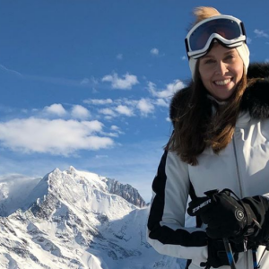 Ophélie Meunier et son fiancé Mathieu Vergne sont au ski. Le 6 janvier 2018.