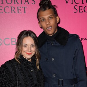 Le chanteur Stromae et sa femme Coralie Barbier lors du photocall du Victoria's Secret Fashion 2016 au Grand Palais à Paris, le 30 novembre 2016. © BOV/Bestimage