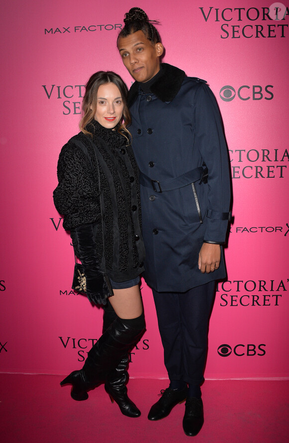 Le chanteur Stromae et sa femme Coralie Barbier lors du photocall du Victoria's Secret Fashion 2016 au Grand Palais à Paris, le 30 novembre 2016. © BOV/Bestimage