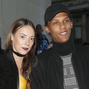 Le chanteur Stromae et sa femme Coralie Barbier - Défilé de mode "Kenzo" collection prêt-à-porter Printemps-Eté 2017 lors de la Fashion Week de Paris à la Cité de l'architecture et du patrimoine au Trocadéro à Paris, le 4 octobre 2016. © Christophe Aubert via Bestimage