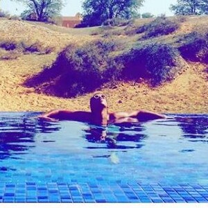 Stromae en pleine baignade. Photo publiée par sa femme Coralei Barbier sur Instagram le 8 janvier 2017. 