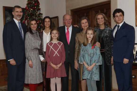 Photo de famille du roi Juan Carlos Ier d'Espagne à l'occasion du déjeuner pour son 80e anniversaire au palais de la Zarzuela, à Madrid, le 5 janvier 2018. Juan Carlos est entouré de Felipe et Letizia avec Leonor et Sofia, l'infante Elena avec ses enfants Victoria et Felipe (Froilan), et son épouse la reine Sofia. © Maison royale d'Espagne