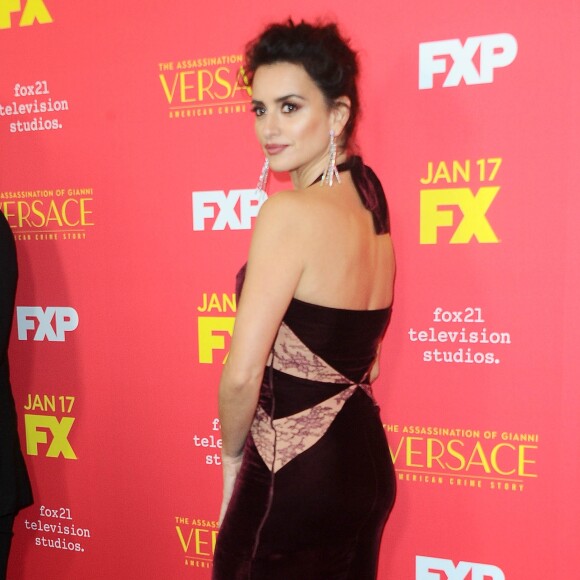 Penélope Cruz assiste à l'avant-première de "The Assassination Of Gianni Versace: American Crime Story" aux ArcLight Cinemas. Hollywood, Los Angeles, le 8 janvier 2018.