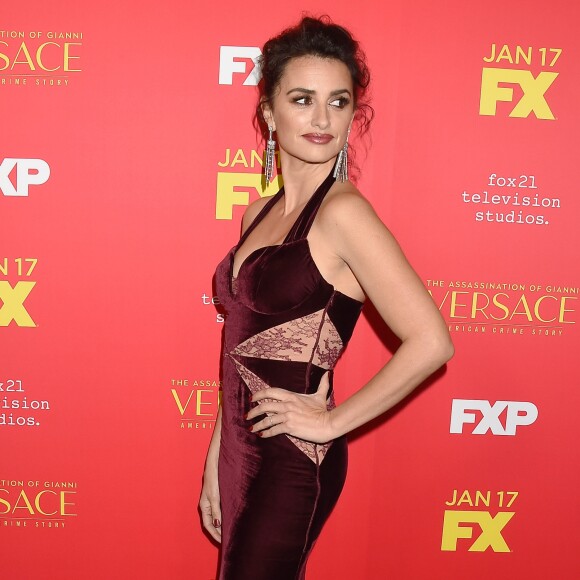 Penélope Cruz assiste à l'avant-première de "The Assassination Of Gianni Versace: American Crime Story" aux ArcLight Cinemas. Hollywood, Los Angeles, le 8 janvier 2018.