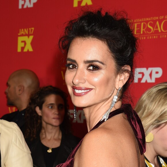 Penélope Cruz assiste à l'avant-première de "The Assassination Of Gianni Versace: American Crime Story" aux ArcLight Cinemas. Hollywood, Los Angeles, le 8 janvier 2018.