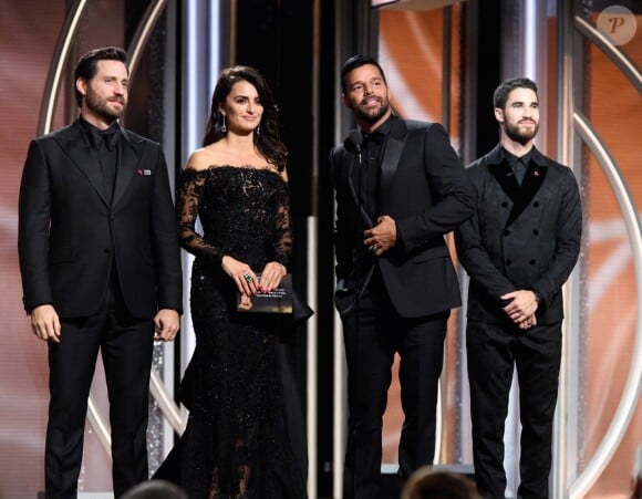 Edgar Ramirez, Penélope Cruz, Ricky Martin et Darren Criss remettent le prix de "Meilleur acteur dans une série ou un film télévisé" aux 75e Golden Globes. Los Angeles, le 7 janvier 2018.