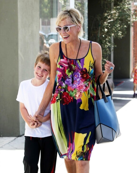Sharon Stone se promène, très souriante, avec son fils Quinn dans les rues de Los Angeles, le 29 avril 2015