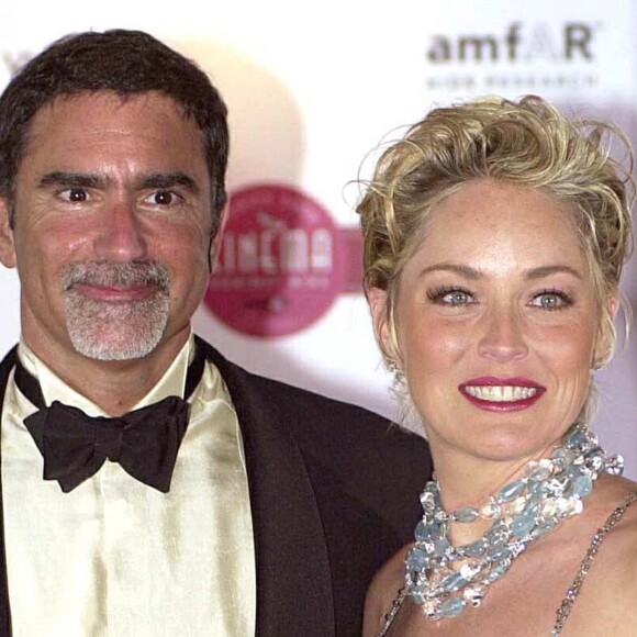 Sharon Stone et son ex-mari Phil Bronstein (au Festival de Venise en septembre 2009). C'est lui qui avait transporté l'actrice à l'hôpital en urgence lorsqu'elle a fait son accident vasculaire cérébral l'année suivante. Le couple a divorcé en 2004.