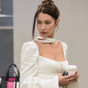 Bella Hadid fait du shopping chez Balenciaga à Londres le 8 decembre 2017.