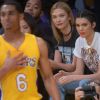 Kendall Jenner et Karlie Kloss assistant à un match de basket opposant les Rockets aux Lakers à Los Angeles le 26 octobre 2016. Sur le terrain, le basketteur Jordan Clarkson recevait les encouragements de la petite soeur de Kim K.