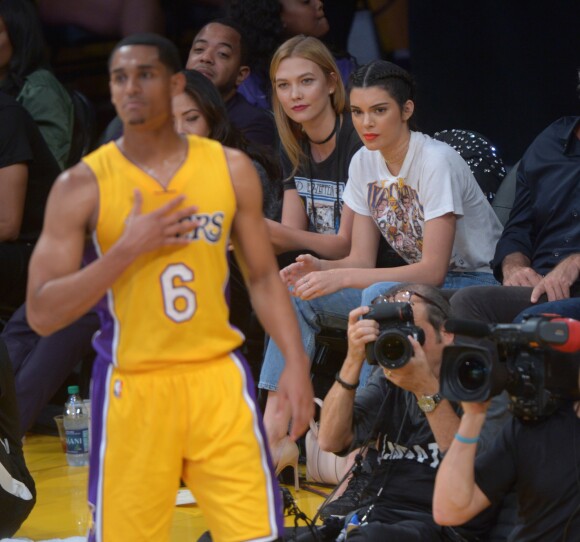 Kendall Jenner et Karlie Kloss assistant à un match de basket opposant les Rockets aux Lakers à Los Angeles le 26 octobre 2016. Sur le terrain, le basketteur Jordan Clarkson recevait les encouragements de la petite soeur de Kim K.