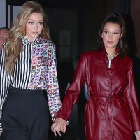 Bella Hadid : Sexy en tenue de cuir courte pour une sortie avec sa soeur Gigi