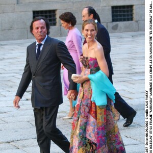 Julio Iglesias et Miranda Rijnsburger en septembre 2002, invités à un mariage.